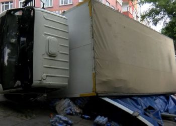 Meşrubat yüklü kamyonet devrildi: Kaldırımdaki bayan yaralandı