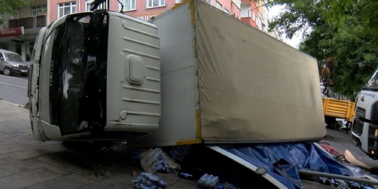 Meşrubat yüklü kamyonet devrildi: Kaldırımdaki bayan yaralandı