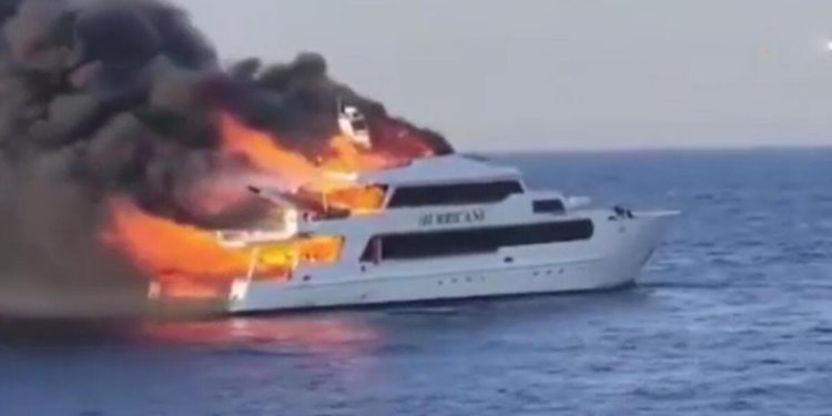 Mısır’da tekne yangını! 3 İngiliz turist kayıp