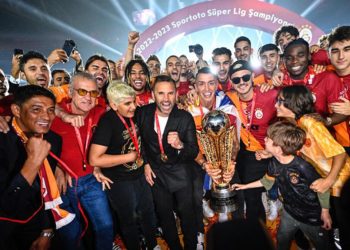 Okan Buruk’tan Fenerbahçe ve Beşiktaş’a yanıt! ‘Rekor kırmış bir Galatasaray var’