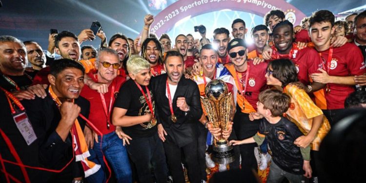 Okan Buruk’tan Fenerbahçe ve Beşiktaş’a yanıt! ‘Rekor kırmış bir Galatasaray var’