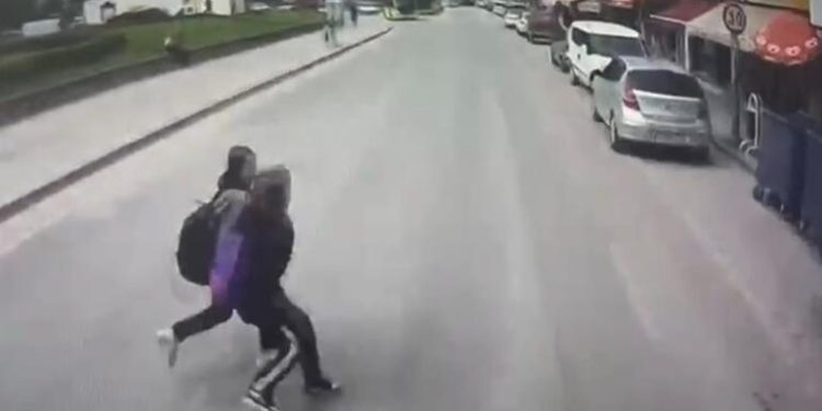 Özel halk otobüsünün çarptığı 2 öğrenci yaralandı