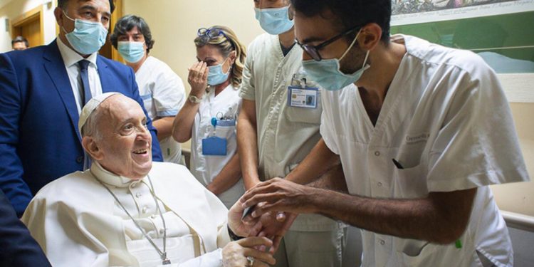 Papa Francis, hastaneden taburcu edildi