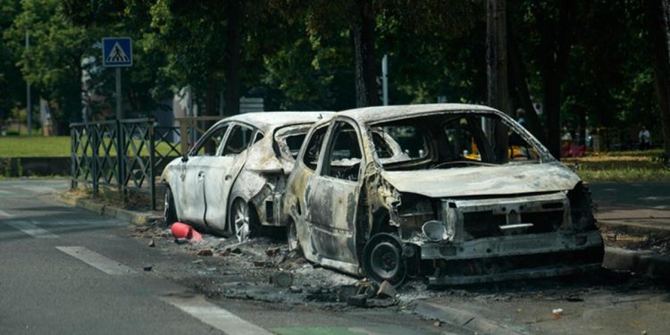 Paris’te polisin 17 yaşındaki genci öldürmesinden sonra protestolar