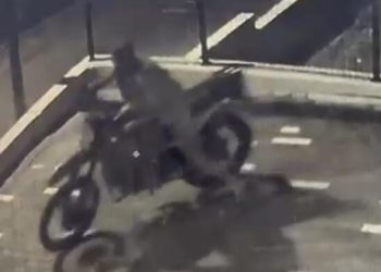 Park halindeki motosikleti adım adım bu türlü çaldı