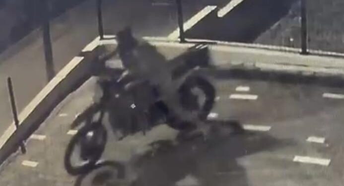 Park halindeki motosikleti adım adım bu türlü çaldı