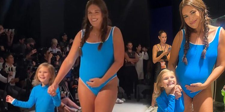 Podyumda bebeğini emzirmişti… Ünlü model artık de karnı burnunda defileye çıktı