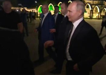 Putin, Dağıstan’da sokağa inerek halkla selamlaştı