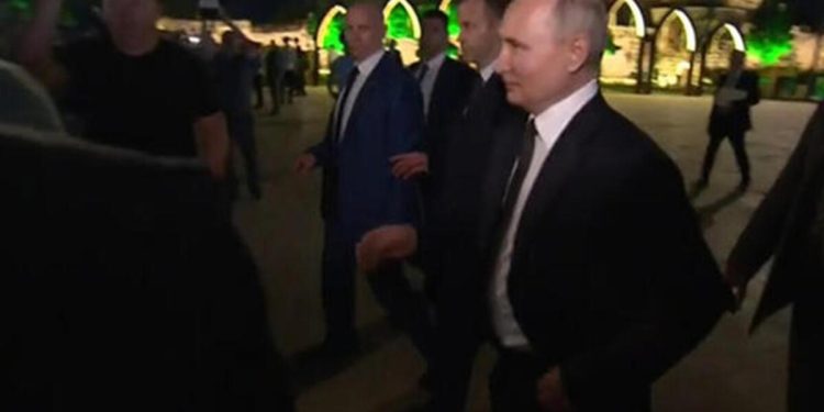Putin, Dağıstan’da sokağa inerek halkla selamlaştı