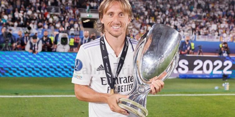 Real Madrid, Luka Modric’in mukavelesini uzattı