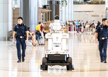 Robot polis iş başında