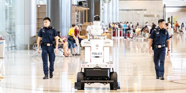 Robot polis iş başında