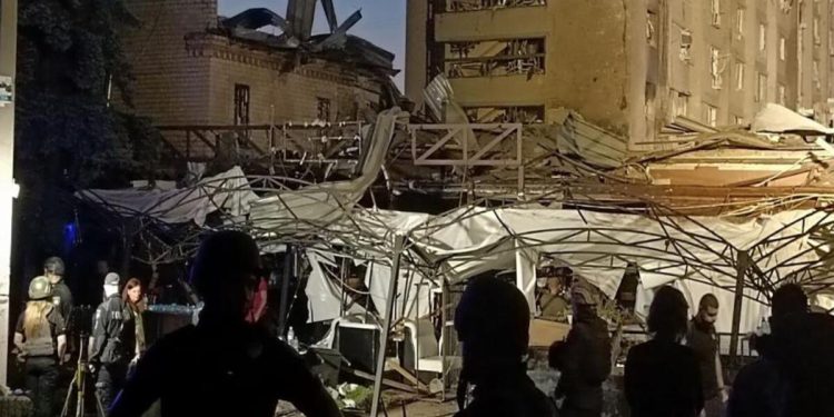 Rusya, Ukrayna’da sivil yerleşim bölgesini vurdu: 2 meyyit, 22 yaralı