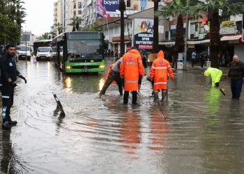 Sağanak yağış tesirli oldu: Mazgallar tıkandı, cadde ve sokaklar suyla doldu