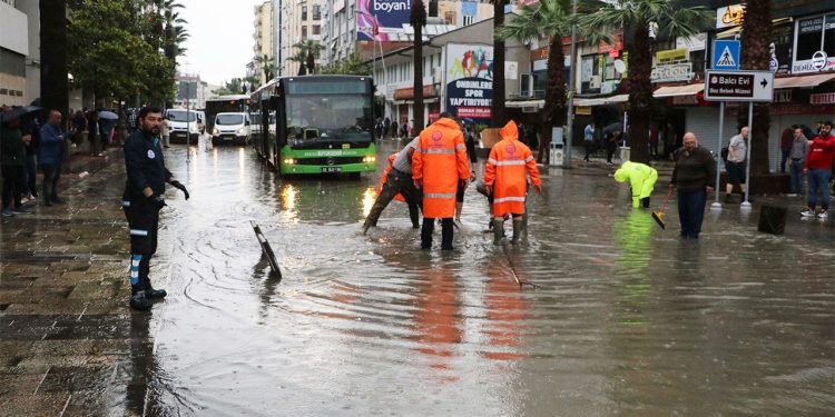 Sağanak yağış tesirli oldu: Mazgallar tıkandı, cadde ve sokaklar suyla doldu