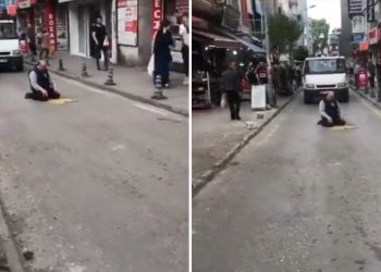Samsun’da bir kişi, yolun ortasına seccade serip namaz kıldı