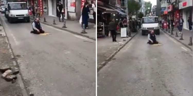Samsun’da bir kişi, yolun ortasına seccade serip namaz kıldı