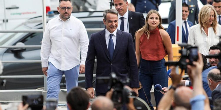 Sandık çıkış anketlerinde büyük fark! Miçotakis açık orta önde