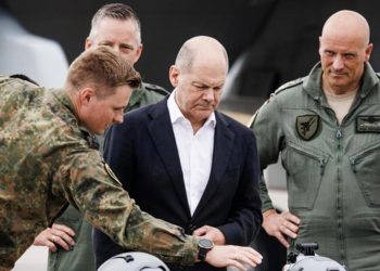 Scholz’dan NATO tatbikatı yapılan üsse ziyaret