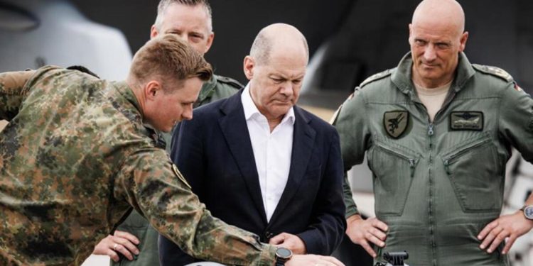 Scholz’dan NATO tatbikatı yapılan üsse ziyaret