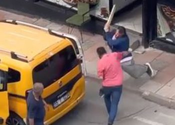 Sokak ortasında bıçaklı, sopalı arbede kamerada!