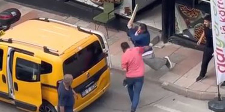 Sokak ortasında bıçaklı, sopalı arbede kamerada!