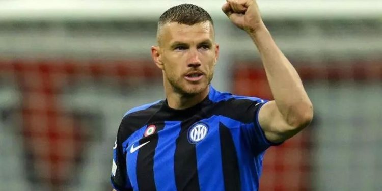 Son dakika: Fenerbahçe’nin ilgilendiği Edin Dzeko kararını verdi