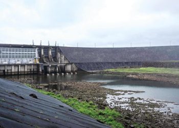 Su bitti, okullar da fabrikalar da kapandı