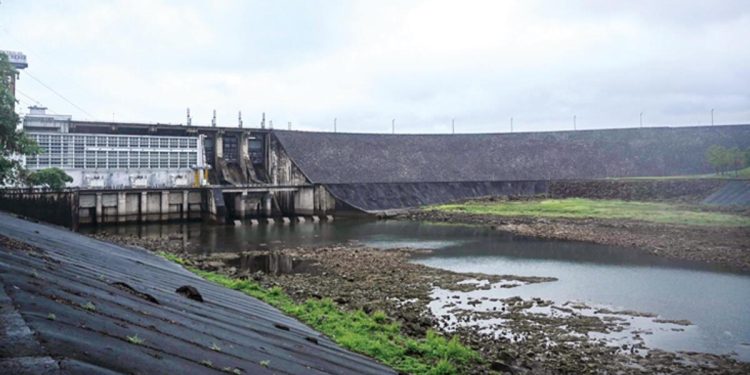 Su bitti, okullar da fabrikalar da kapandı