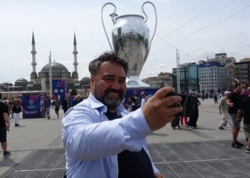 Taksim Meydanı’na getirilen dev UEFA Şampiyonlar Ligi kupası maketine ağır ilgi