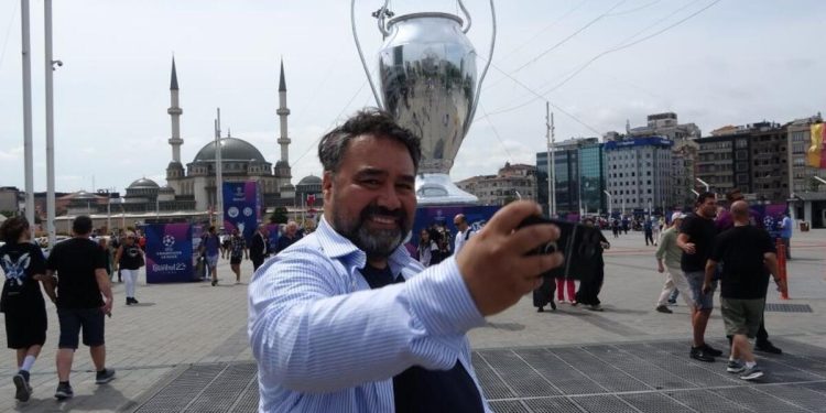 Taksim Meydanı’na getirilen dev UEFA Şampiyonlar Ligi kupası maketine ağır ilgi