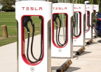 Tesla istasyonları ‘standart’ oluyor