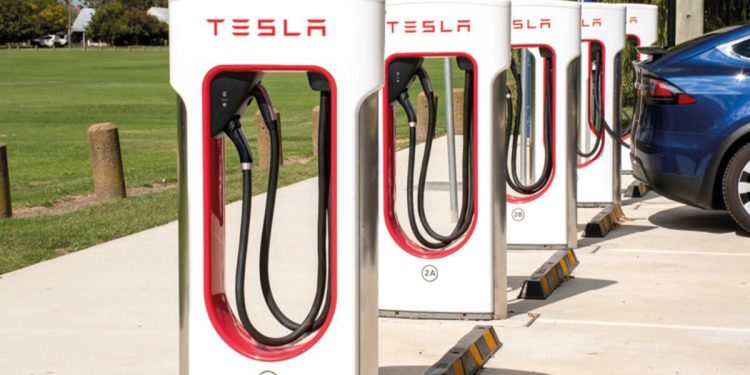 Tesla istasyonları ‘standart’ oluyor
