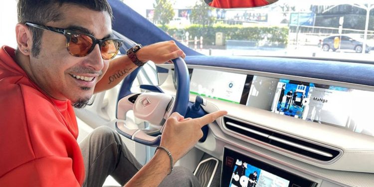 Togg’la poz veren Ferman Akgül, kendini eleştirenlere dava açtı