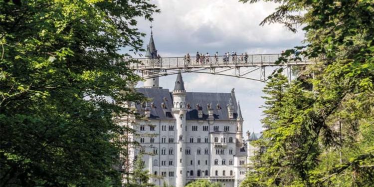 Turistleri 50 metreden itti