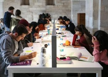 “Türkiye Gençlik Araştırması” sonucu: Gençlerin yüzde 63’ü imkan olsa öbür ülkede yaşamak istiyor