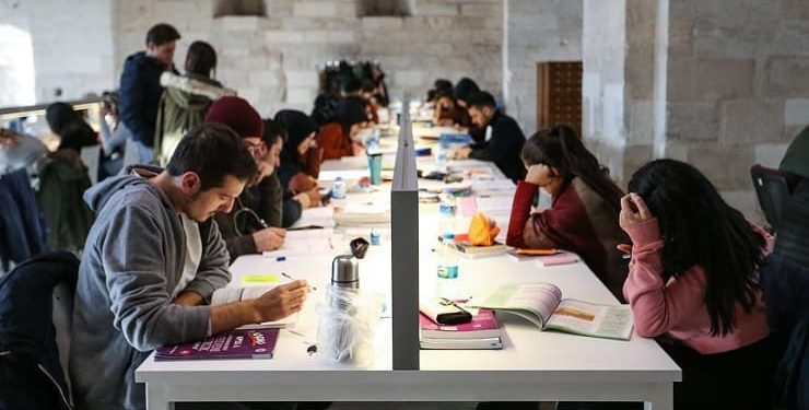 “Türkiye Gençlik Araştırması” sonucu: Gençlerin yüzde 63’ü imkan olsa öbür ülkede yaşamak istiyor