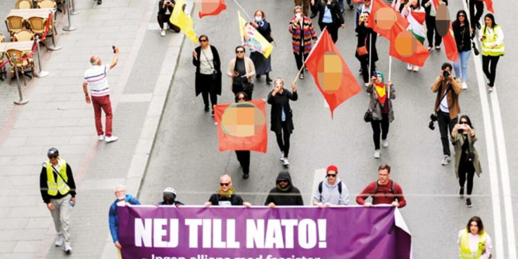 Türkiye’yi ikna etmeye çalışıyor ancak İsveç’in ‘teröre destek’ inadı sürüyor