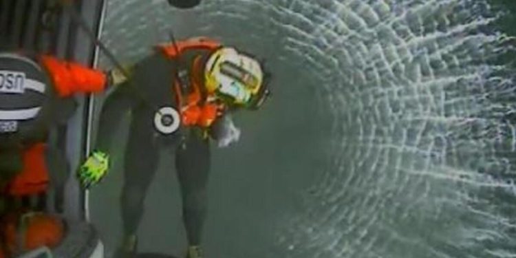 Uçurumdan düşerek yaralanan köpek, ABD Kıyı Güvenlik takımlarınca kurtarıldı