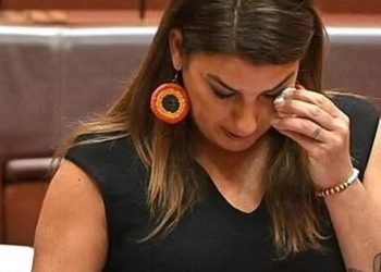 Uğradığı cinsel saldırıyı parlamentoda gözyaşları içinde anlattı