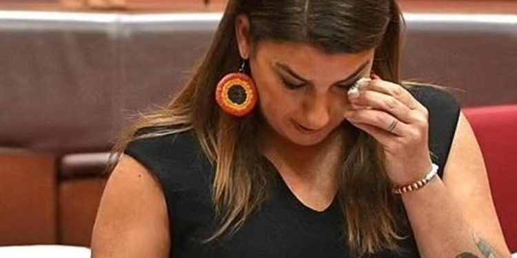 Uğradığı cinsel saldırıyı parlamentoda gözyaşları içinde anlattı