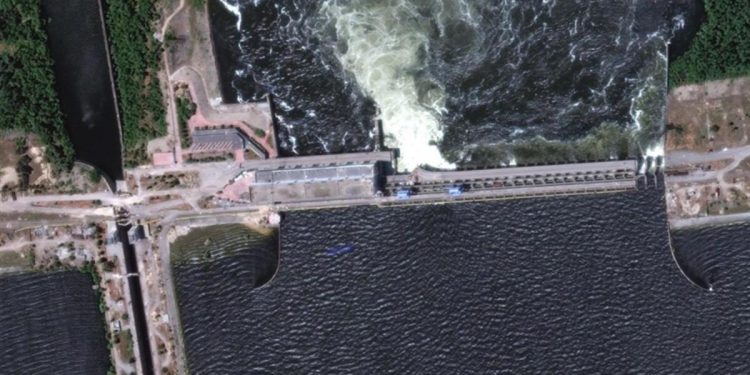 Ukrayna’daki hidroelektrik santraline akın: 1 meyyit