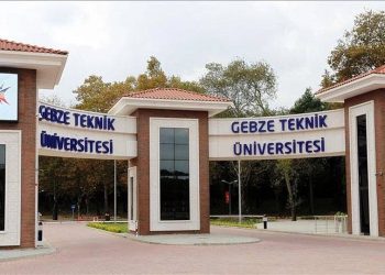 Üniversitede harem selamlık piknik