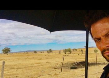 Ünlü oyuncuya şok: 13 yaşındaki kızı, hakkında uzaklaştırma kararı talep etti