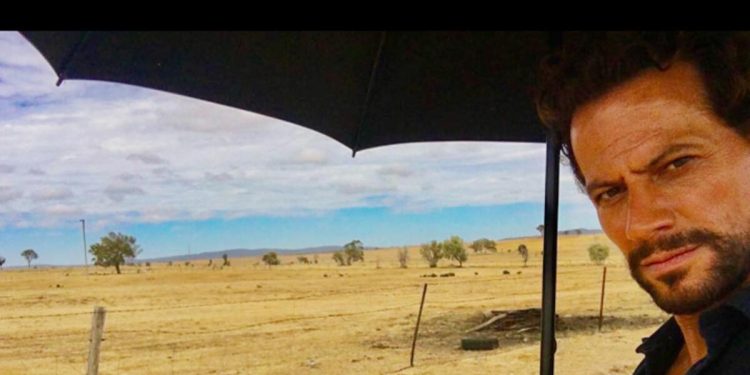 Ünlü oyuncuya şok: 13 yaşındaki kızı, hakkında uzaklaştırma kararı talep etti