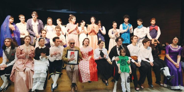 Usta oyuncudan öğrencilere jest