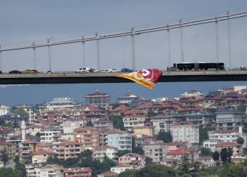 Üstün Lig şampiyonu Galatasaray’ın bayrakları İstanbul Boğazı’nda dalgalanıyor