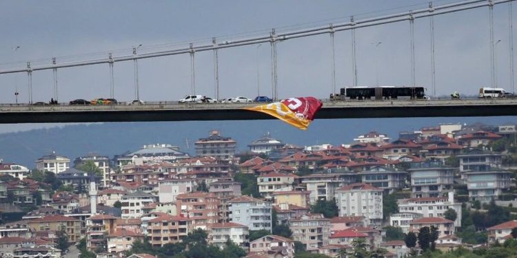 Üstün Lig şampiyonu Galatasaray’ın bayrakları İstanbul Boğazı’nda dalgalanıyor