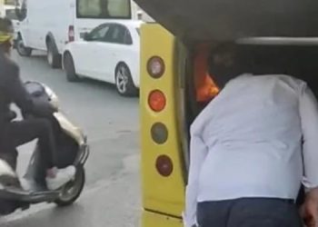 Yanan motoru üfleyerek söndürmeye çalıştı