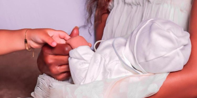 Yeniden gebe kalmadan bebek sahibi oldu: Ünlü modelden yaz sürprizi